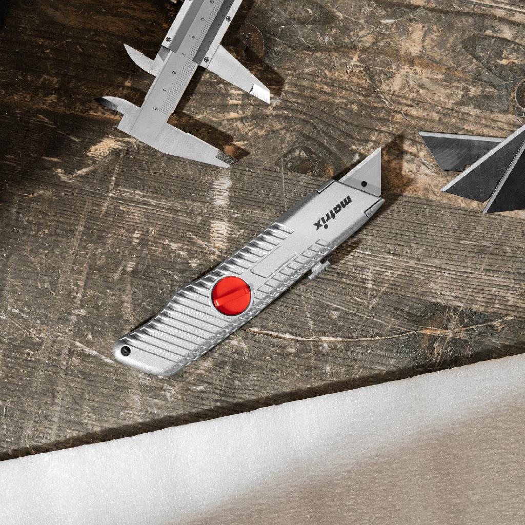 картинка Нож, 19 мм, выдвижное трапециевидное лезвие, металлический корпус Matrix от ООО "Строительный Крепеж"