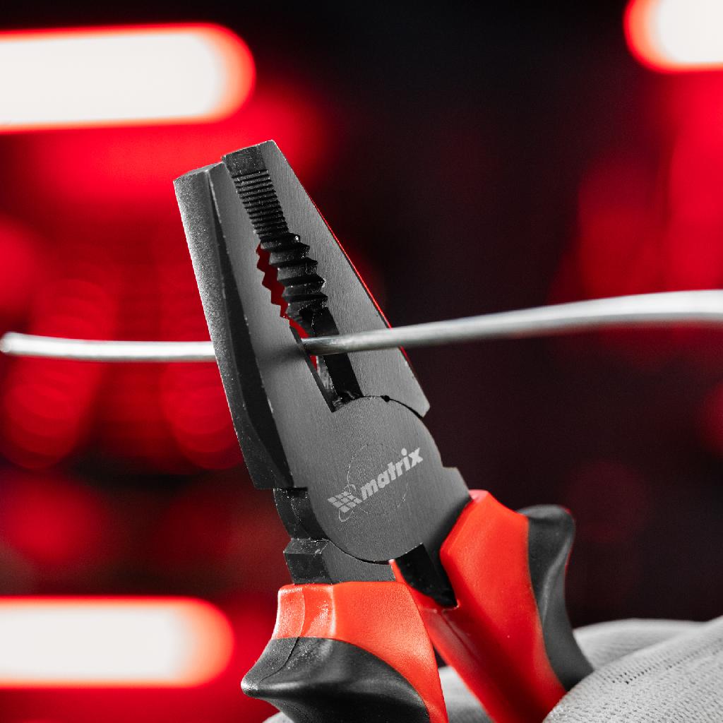картинка Плоскогубцы комбинированные Black Nickel, 180 мм, двухкомпонентные рукоятки Matrix от ООО "Строительный Крепеж"