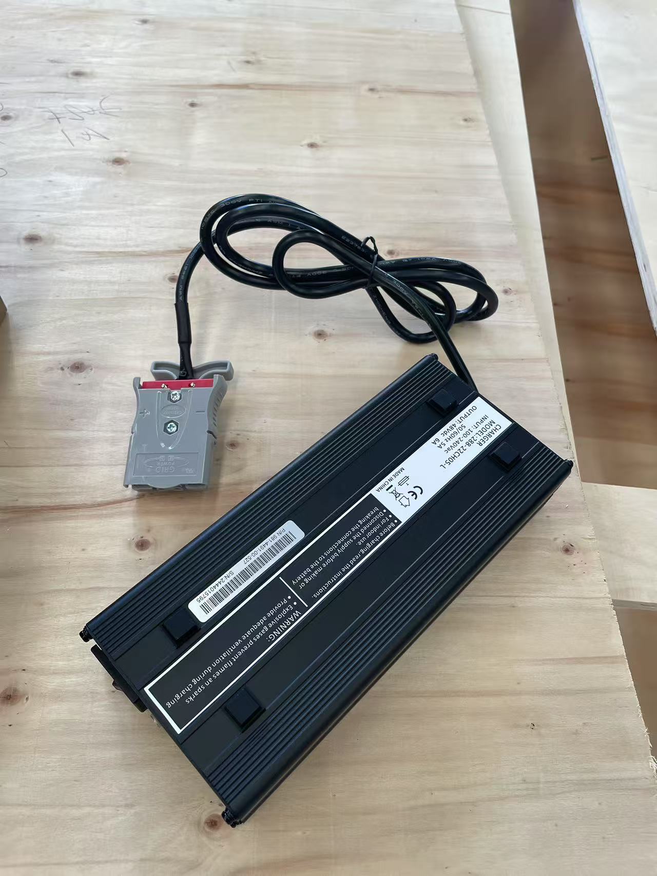 картинка Зарядное устройство для тележек CBD20W-II 48/5A (Charger) от ООО «Строительный крепеж»